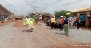Bitumage de certaines voies dans la ville de Bafoussam : Le Cdt des Douanes Roger Tafam passe en revue les chantiers