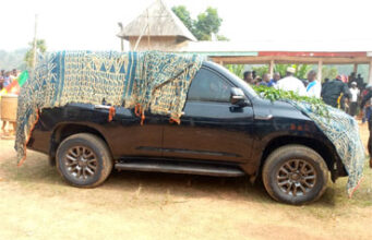 Chefferie Fotetsa : Le peuple offre un Prado à SM Atonfack Paul II Daniel, symbole d’unité