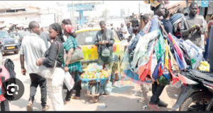 Pourquoi nos vendeurs préfèrent-ils les trottoirs : L’informalité comme architecte invisible des villes africaines