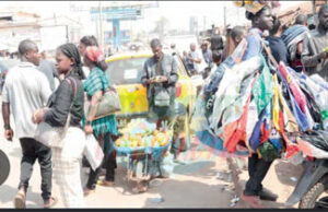Pourquoi nos vendeurs préfèrent-ils les trottoirs : L’informalité comme architecte invisible des villes africaines